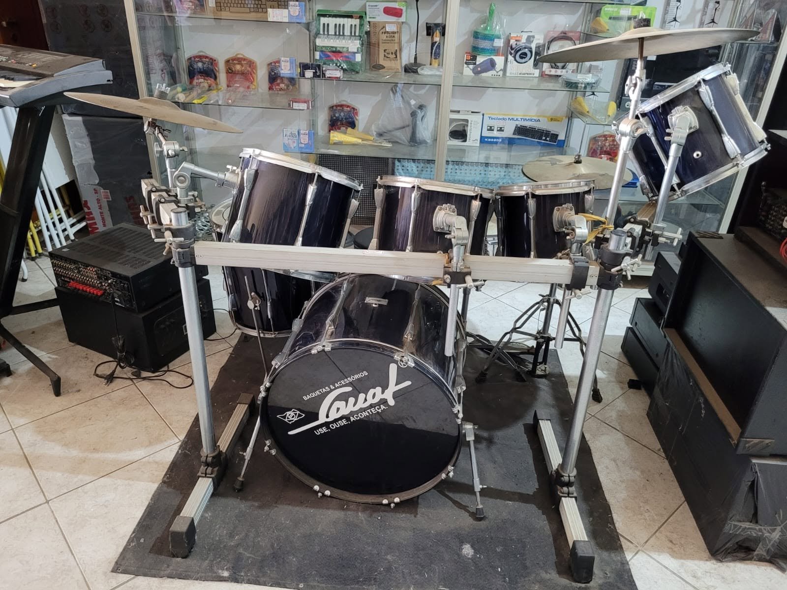 Bateria profissional no interior do Demasom