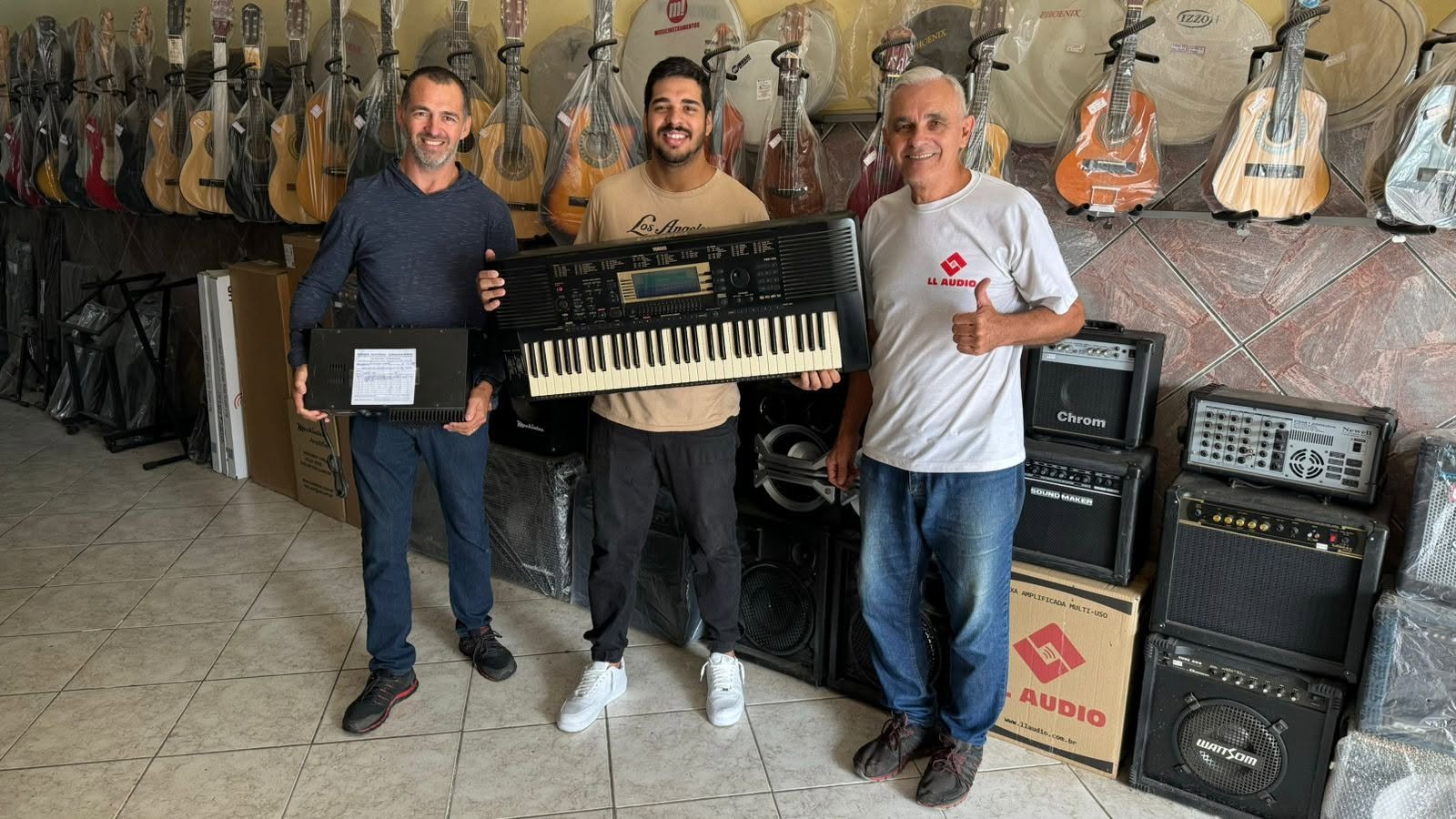 Teclado e equipamento de áudio após manutenção no Demasom