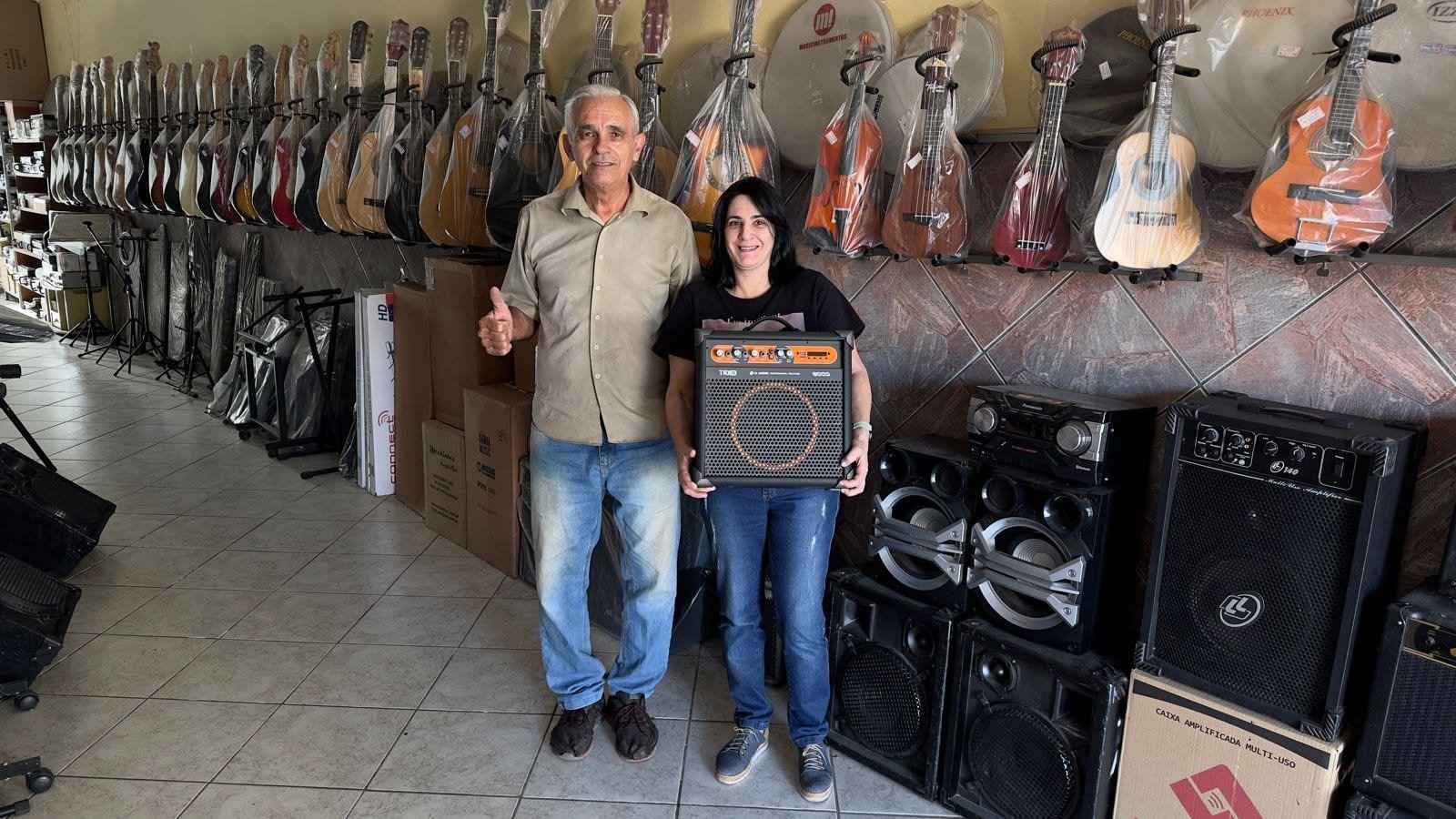 Cliente com equipamento de áudio dentro da lojo Demasom